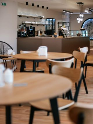 OTEVŘELI JSME MLSÁRNU! 🎉 Naše úplně první showroom-čokoládovna-měsíční základna je konečně tady – a říkáme jí Mlsárna,...