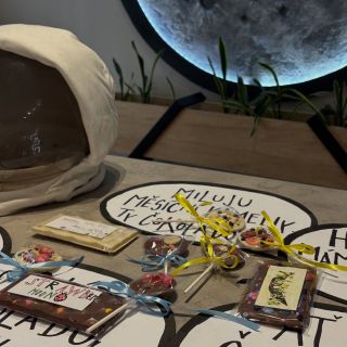 Včera u nás v Mlsárně proběhl úplně první Malý čokonaut!✨ Každý z našich malých čokonautů si odlil svou vlastní čokoládu i...