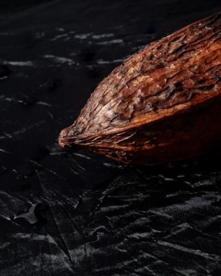 Všechno začíná tady… u kakaového bobu. 💫 Každá naše tabulka vzniká z těch nejkvalitnějších kakaových bobů – zpracovaných...