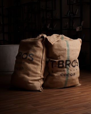 Víte, co ukrývají tyto pytle? Skrývají tajemství, kterým začíná každá naše čokoláda – kakaové boby. Když k nám doputují,...